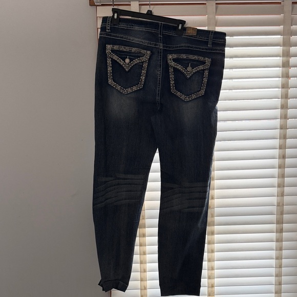 Elegant Dark Wash Cropped Jeans - Picture 4 of 5